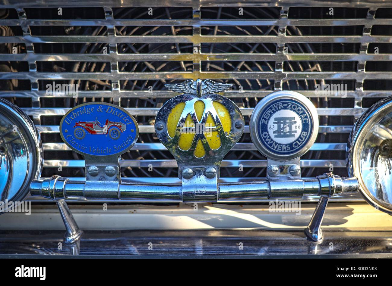 Griglia frontale su Una Ford Zodiac Mark III della metà degli anni '1960. MK.3 con un DISTINTIVO AA vintage, Sarratt, Hertfordshire, Inghilterra, Regno Unito Foto Stock