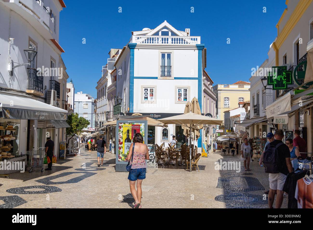 Lagos, l'Algarve, il Portogallo, la scena di strada con negozi e negozi nella città vecchia di Lagos in un giorno d'autunno con cielo blu, in Europa Foto Stock