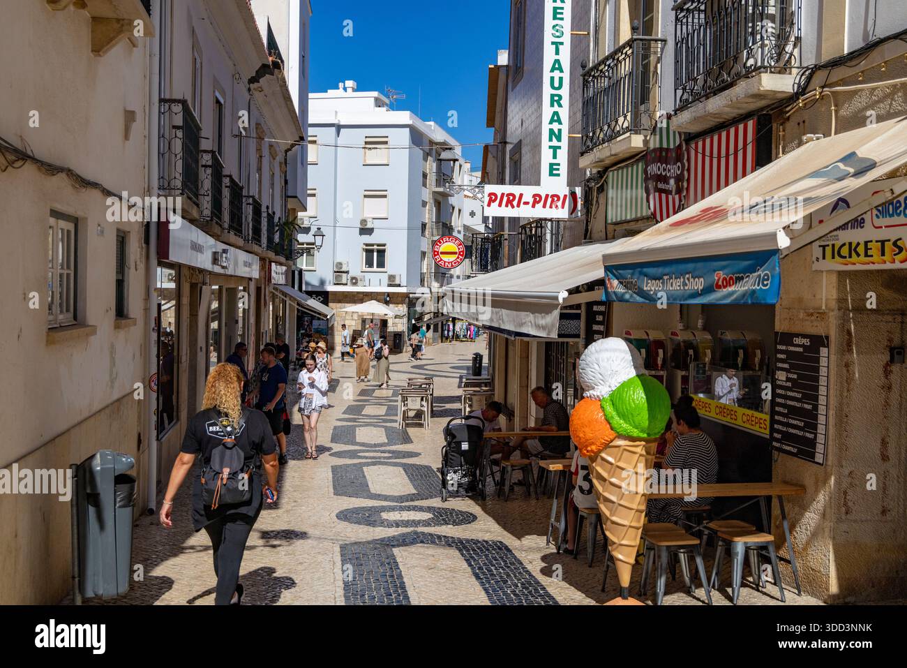 La città vecchia di Lagos, l'Algarve, il Portogallo, un gigantesco cono di gelato all'esterno della gelateria e altri negozi al dettaglio nelle stradine strette della città vecchia, in Europa Foto Stock