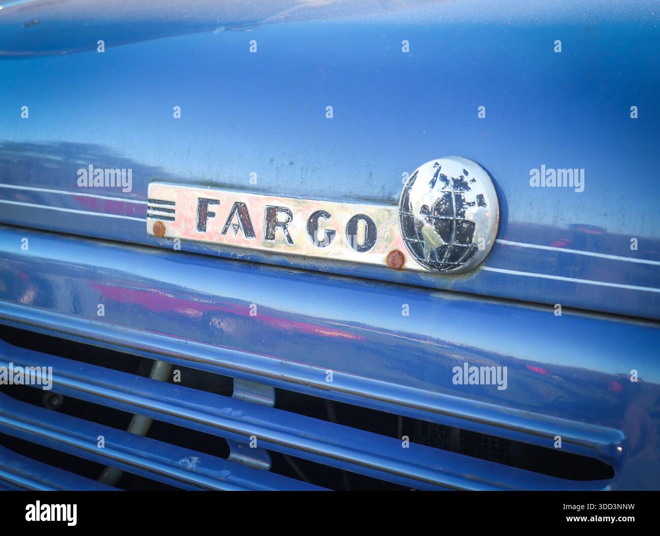 Un logo Dodge o Chrysler Fargo del 1940. Sarratt Boxing Day Classic Car Show on the green, Sarratt, Hertfordshire, Inghilterra Regno Unito Foto Stock