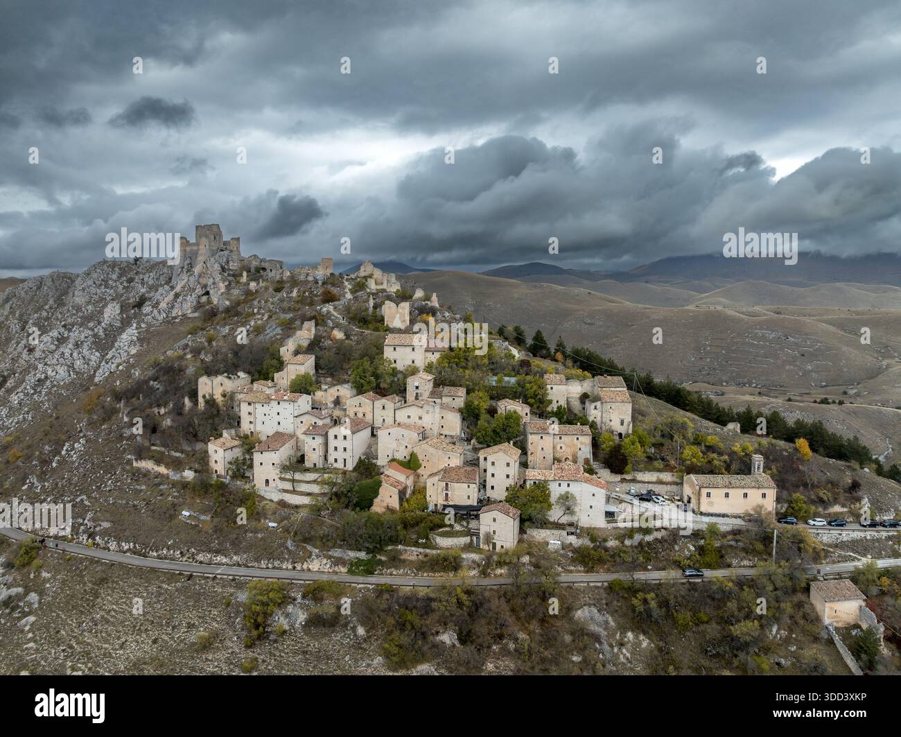 Rocca Calascio: La Fortezza più alta d'Italia con la Fortezza quadrata, quattro Torri ad angolo rotondo pareti in calcare bianco Foto Stock