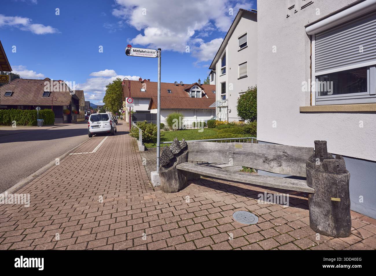 Carpool, panchine di carpool, verso Hausach, marciapiede in calcestruzzo, strada, asfalto, architettura generale, edifici residenziali, appartamento Foto Stock
