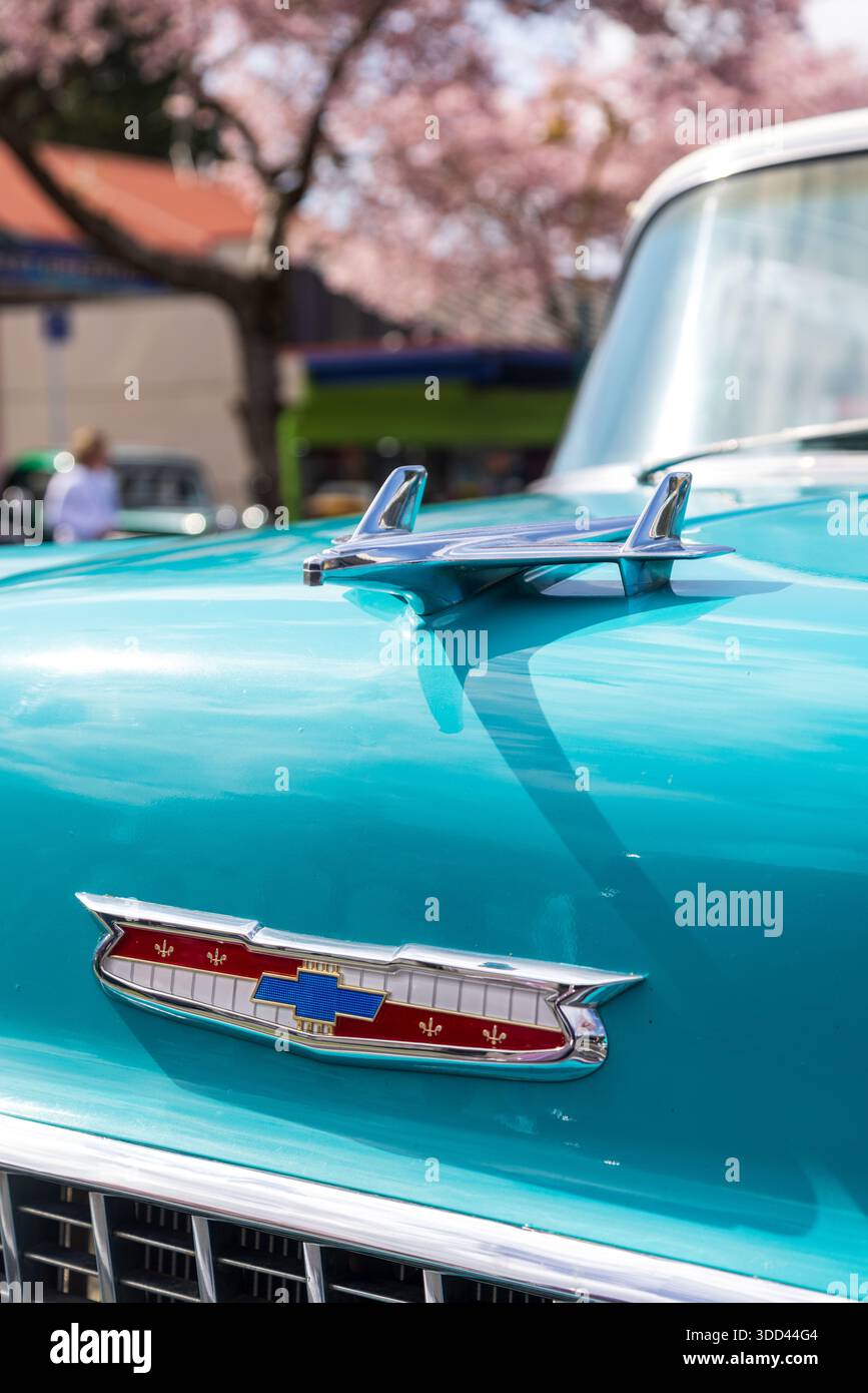 La parte anteriore di una Chevrolet bel Air del 1955, con l'iconico logo "bowtie" e un cappuccio decorato a forma di aereo stilizzato Foto Stock