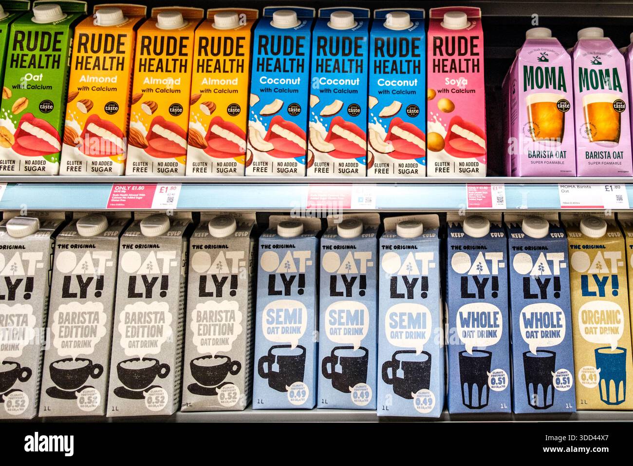 Londra Regno Unito, 12 dicembre 2025, Selezione di cartoni di supermercato di bevande OAT e prodotti lattiero-caseari alternativi Foto Stock