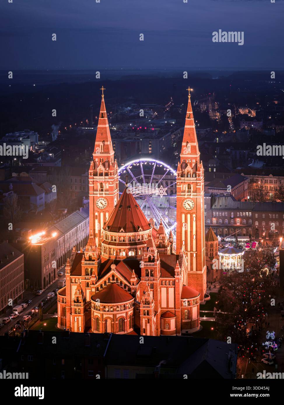 Seghedino, Ungheria, Gigante Mercatino di natale accanto alla cattedrale di Seghedino. Cibi, bevande, regali e regali ungheresi. Labirinti giganti e ferri whhel Foto Stock