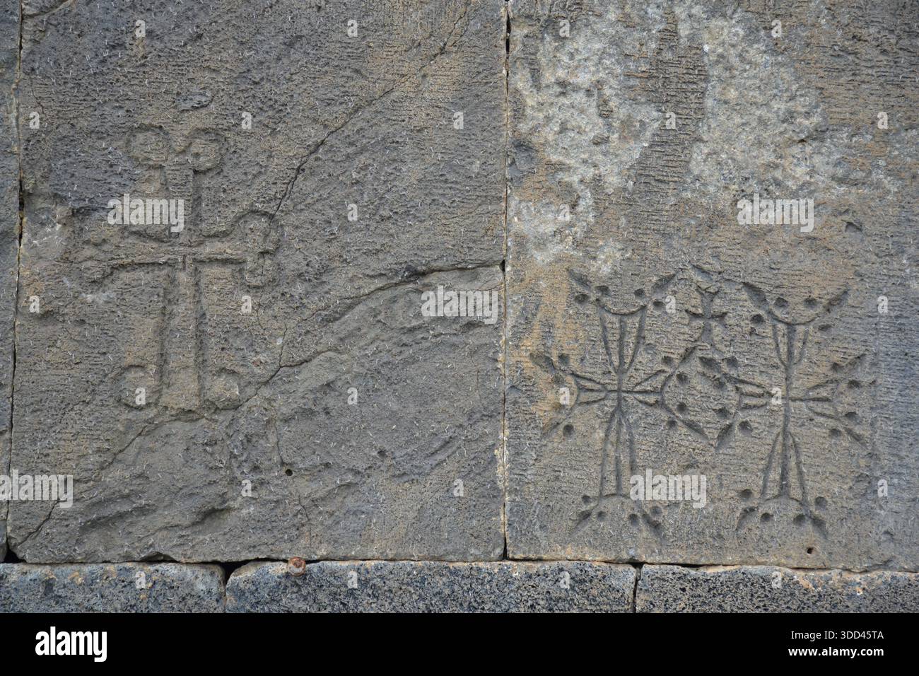 Antiche incisioni a croce su un muro di una chiesa in Armenia Foto Stock