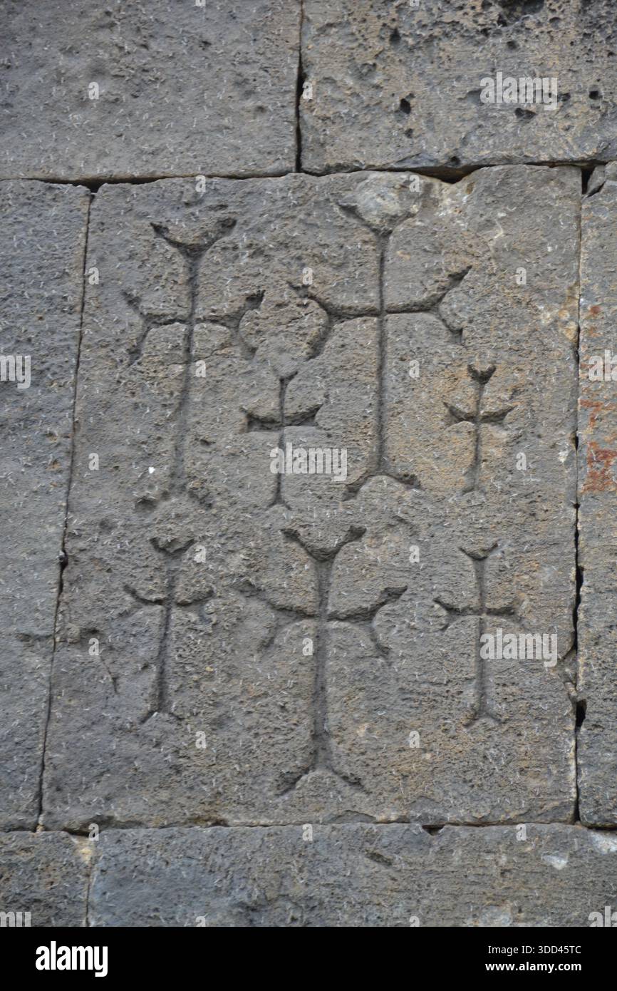 Antiche incisioni a croce su un muro di una chiesa in Armenia Foto Stock