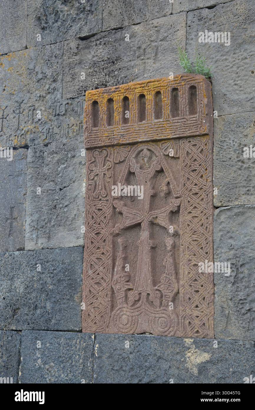Khachkar armeno, pietra incrociata su un muro di una chiesa Foto Stock