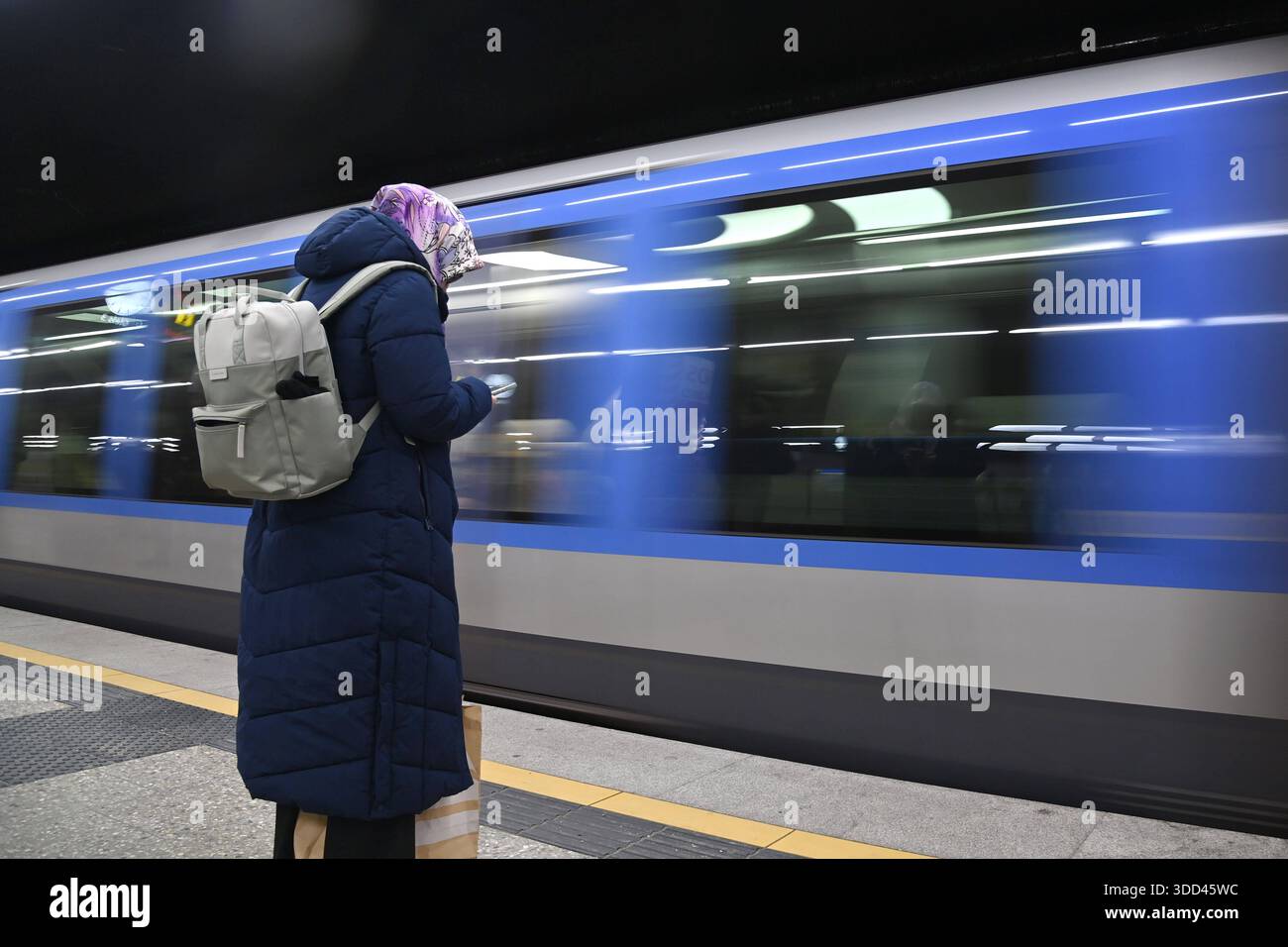 Einfahrende U-Bahn der Linie U5 a Monaco. Haltestelle Innsbrucker Ring. Bahn,Zug.Pendler,Oeffentlicher Personennahverkehr OEPNV.Abfahrt,Einfahrt,Verwischt.Dynamisch. *** Arrivo in metropolitana della linea U5 a Monaco fermata Innsbrucker Ring Bahn,treno pendolare,trasporto pubblico OEPNV partenza,ingresso,dinamico sfocato Foto Stock