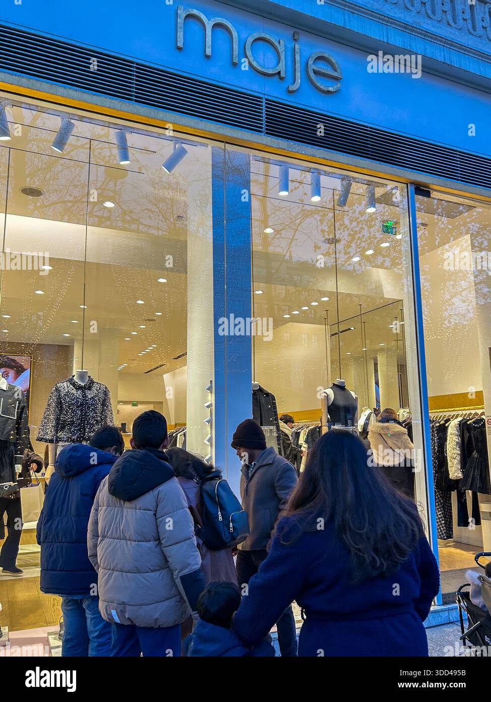 Parigi, Francia, gruppo di persone Window Shopping, negozio di abbigliamento francese, 'Maje', Avenue Champs-Elysees Foto Stock