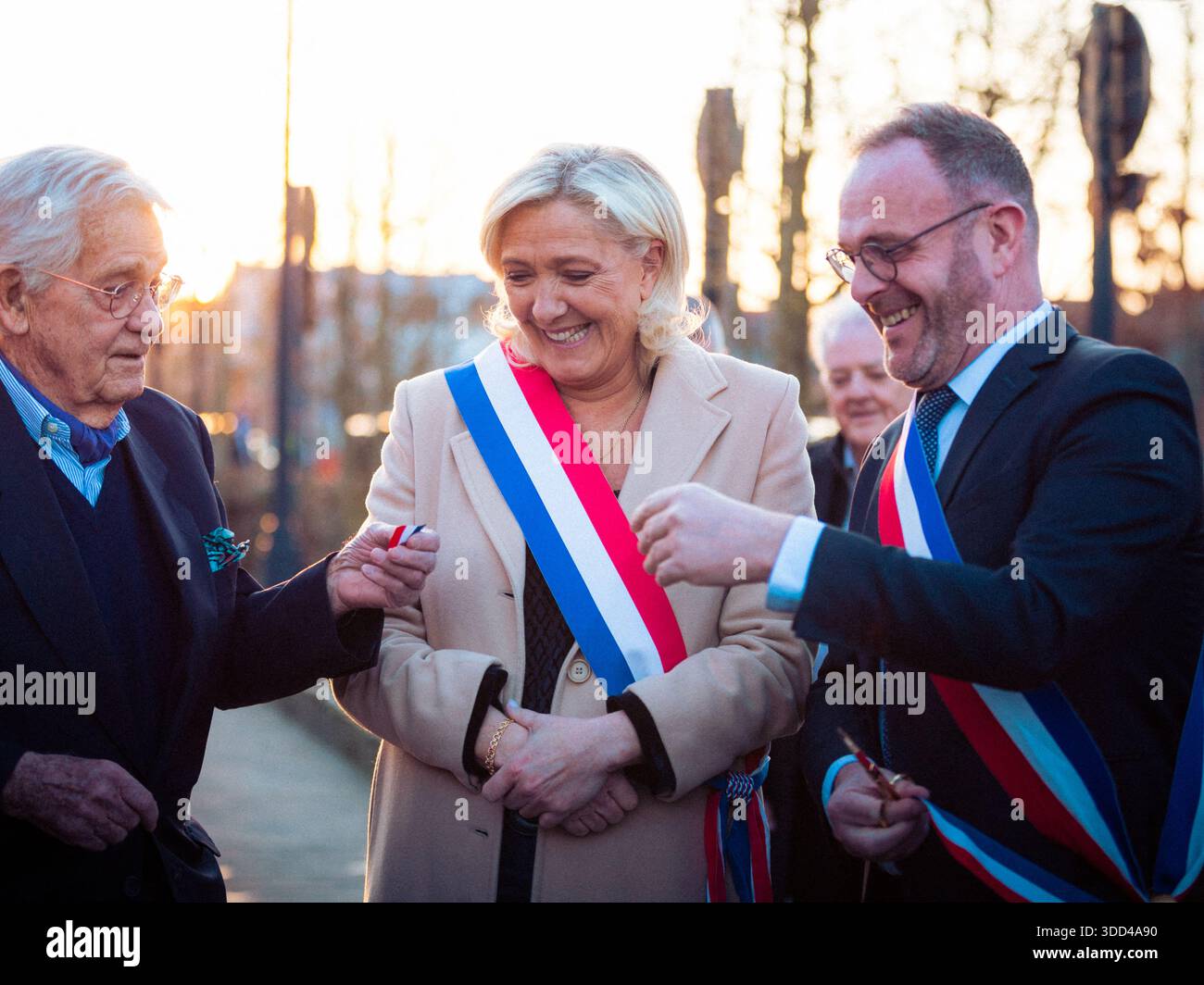 I Paesi Bassi, 2025-03-09 00:00:00 il marito di Brigitte Bardot Bernard d'Ormale Marine le Pen e il sindaco di Henin-Beaumont Steeve Briois inaugurano la via Brigitte Bardot l'8 marzo 2025 a Henin-Beaumont, Francia. Foto di Timo Claeys/ABACAPRESS.COM credito: NL Beeld / Abaca Press Foto Stock