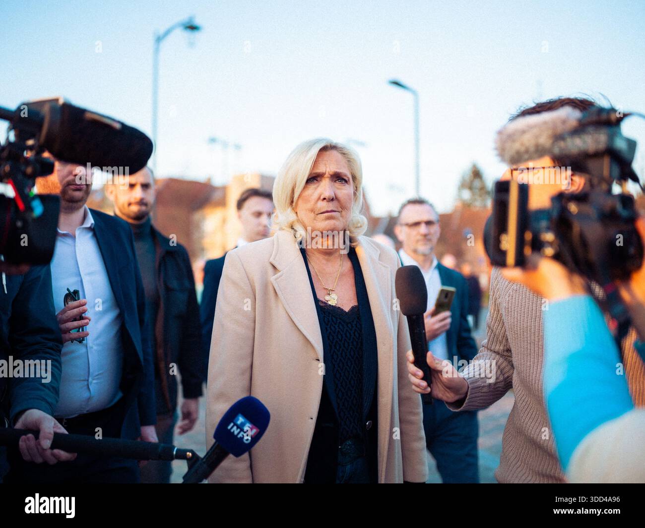 Paesi Bassi, 2025-03-09 00:00:00 Marine le Pen inaugura la Brigitte Bardot Street l'8 marzo 2025 a Henin-Beaumont, Francia. Foto di Timo Claeys/ABACAPRESS.COM credito: NL Beeld / Abaca Press Foto Stock