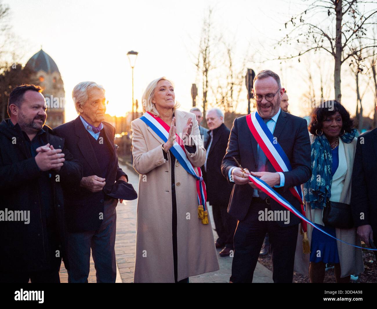 I Paesi Bassi, 2025-03-09 00:00:00 Bruno Bilde, il marito di Brigitte Bardot Bernard d'Ormale Marine le Pen, il sindaco di Henin-Beaumont Steeve Briois e Huguette Fatna inaugurano la Brigitte Bardot Street l'8 marzo 2025 a Henin-Beaumont, Francia. Foto di Timo Claeys/ABACAPRESS.COM credito: NL Beeld / Abaca Press Foto Stock
