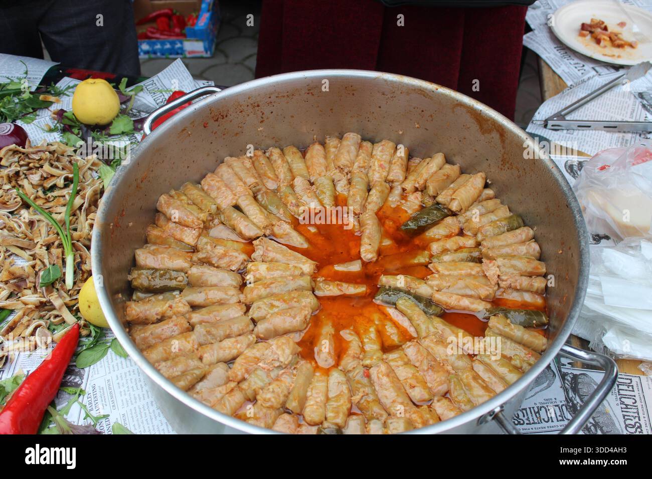 Grande pentola di tradizionali involtini di cavolo ripieni rumeni Foto Stock