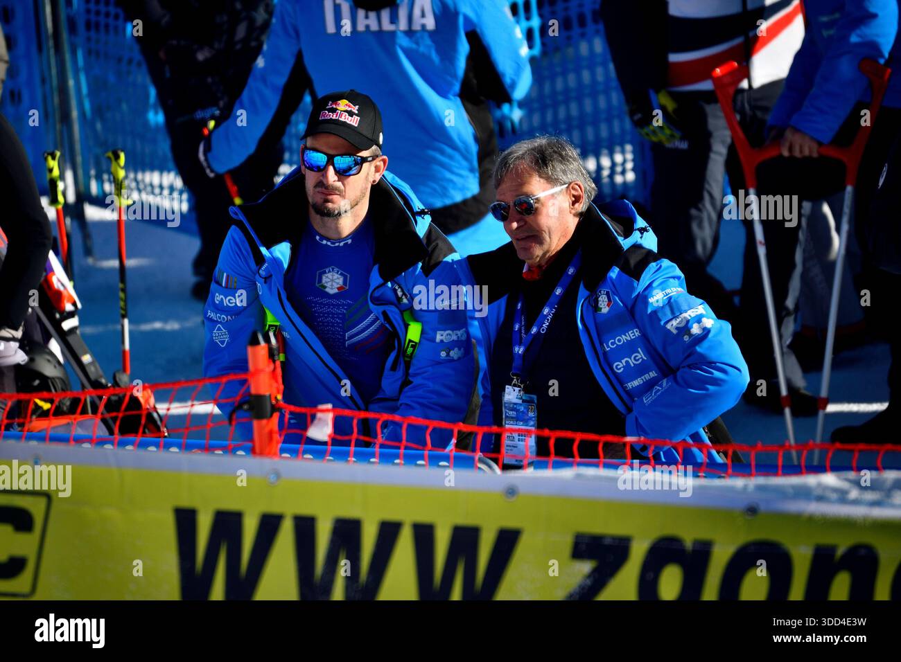 Livigno, Italia. 27 dicembre 2025. PARIS Dominik (ITA) e la scuderia italiana ROTA Flavio durante la Coppa del mondo Audi FIS 2026 â?? SuperG maschile, gara di sci alpino a Livigno, Italia, dicembre 27 2025 crediti: Agenzia fotografica indipendente/Alamy Live News Foto Stock