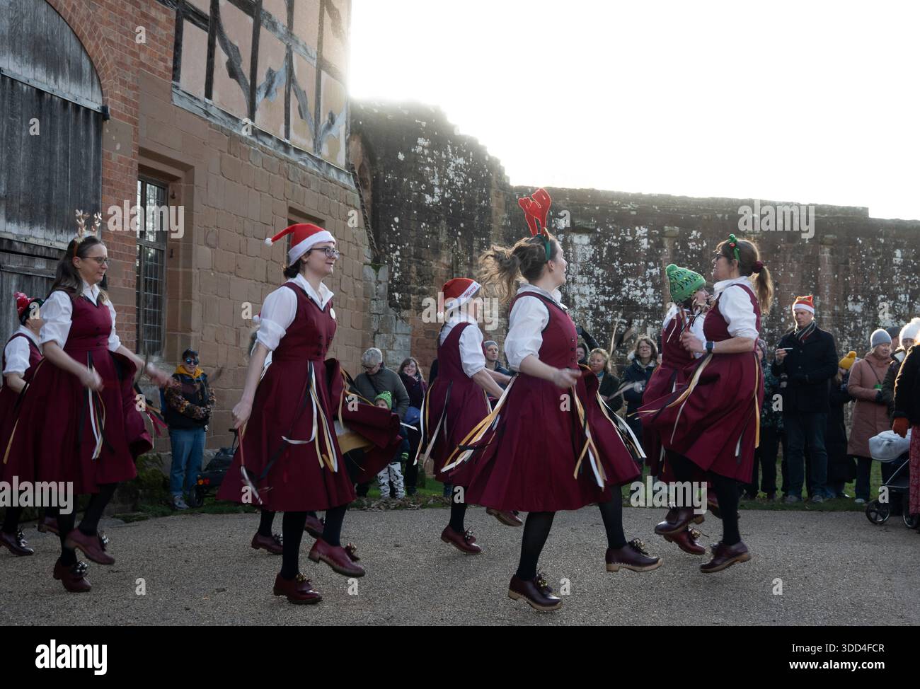 Morris Dancing al castello di Kenilworth il giorno di Santo Stefano, Warwickshire, Inghilterra, Regno Unito Foto Stock
