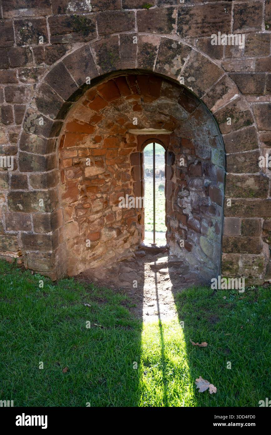 Slot di tiro a freccia al castello di Kenilworth, Warwickshire, Inghilterra, Regno Unito Foto Stock