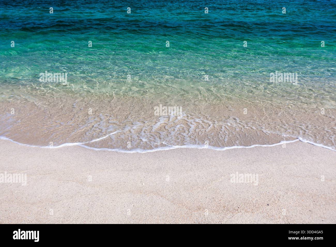 Il mare dalle acque cristalline color smeraldo incontra l'incontaminata spiaggia di sabbia. Koh Adang, Thailandia. Bellissimo sfondo marino. Foto Stock