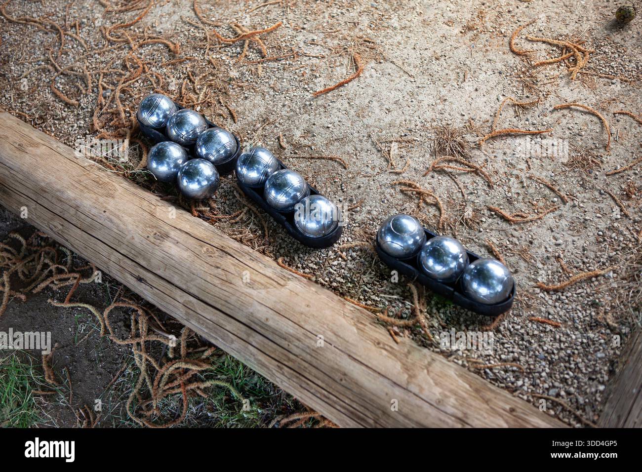 Palle di petanque su un campo di petanque Foto Stock
