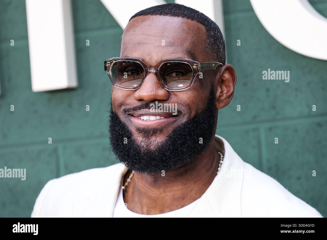 (FILE) LeBron James commenta di aver giocato nel suo ventesimo gioco di Natale: “Preferirei di gran lunga stare a casa con la mia famiglia”. WESTWOOD, LOS ANGELES, CALIFORNIA, USA - MAGGIO 31: Giocatore di basket professionista americano per i Los Angeles Lakers della National Basketball Association LeBron James arriva alla Los Angeles Premiere of Peacock's 'Shooting Stars' tenutasi al Regency Village Theatre il 31 maggio 2023 a Westwood, Los Angeles, California, Stati Uniti. (Foto di Xavier Collin/Image Press Agency) Foto Stock