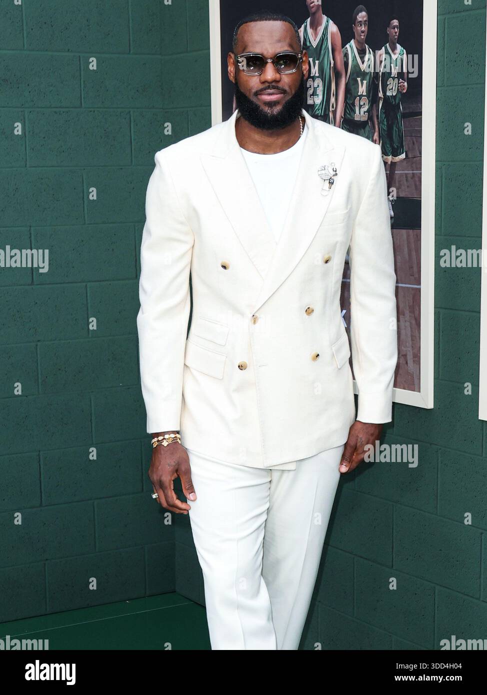 (FILE) LeBron James commenta di aver giocato nel suo ventesimo gioco di Natale: “Preferirei di gran lunga stare a casa con la mia famiglia”. WESTWOOD, LOS ANGELES, CALIFORNIA, USA - MAGGIO 31: Giocatore di basket professionista americano per i Los Angeles Lakers della National Basketball Association LeBron James arriva alla Los Angeles Premiere of Peacock's 'Shooting Stars' tenutasi al Regency Village Theatre il 31 maggio 2023 a Westwood, Los Angeles, California, Stati Uniti. (Foto di Xavier Collin/Image Press Agency) Foto Stock