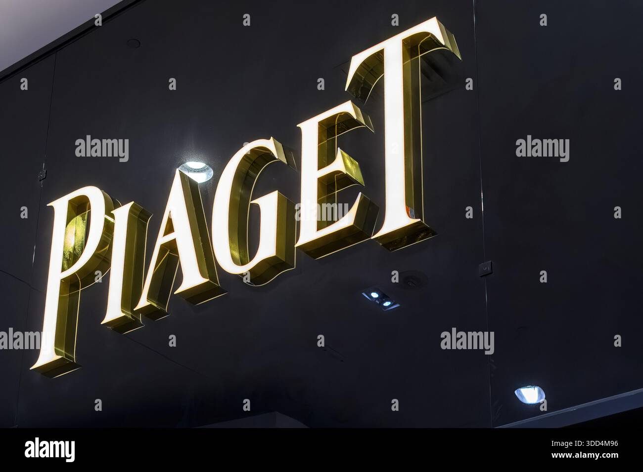 Insegna illuminata del marchio di orologi di lusso Piaget all'interno di un centro commerciale. Foto Stock