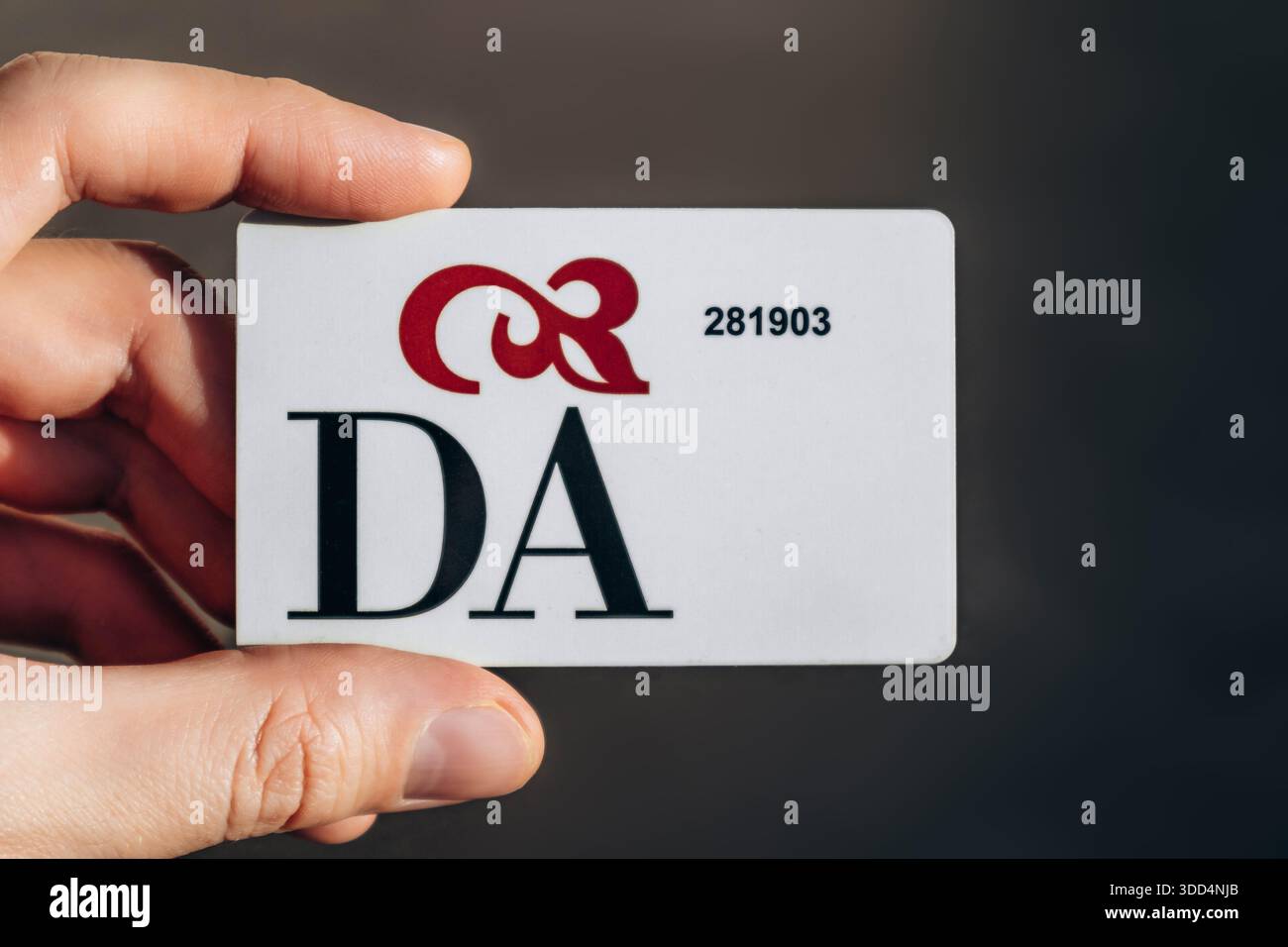 Nizza, Francia - 9 dicembre 2025: Tessera associativa all'Associazione Dante Alighieri tenuta in mano su sfondo neutrale Foto Stock
