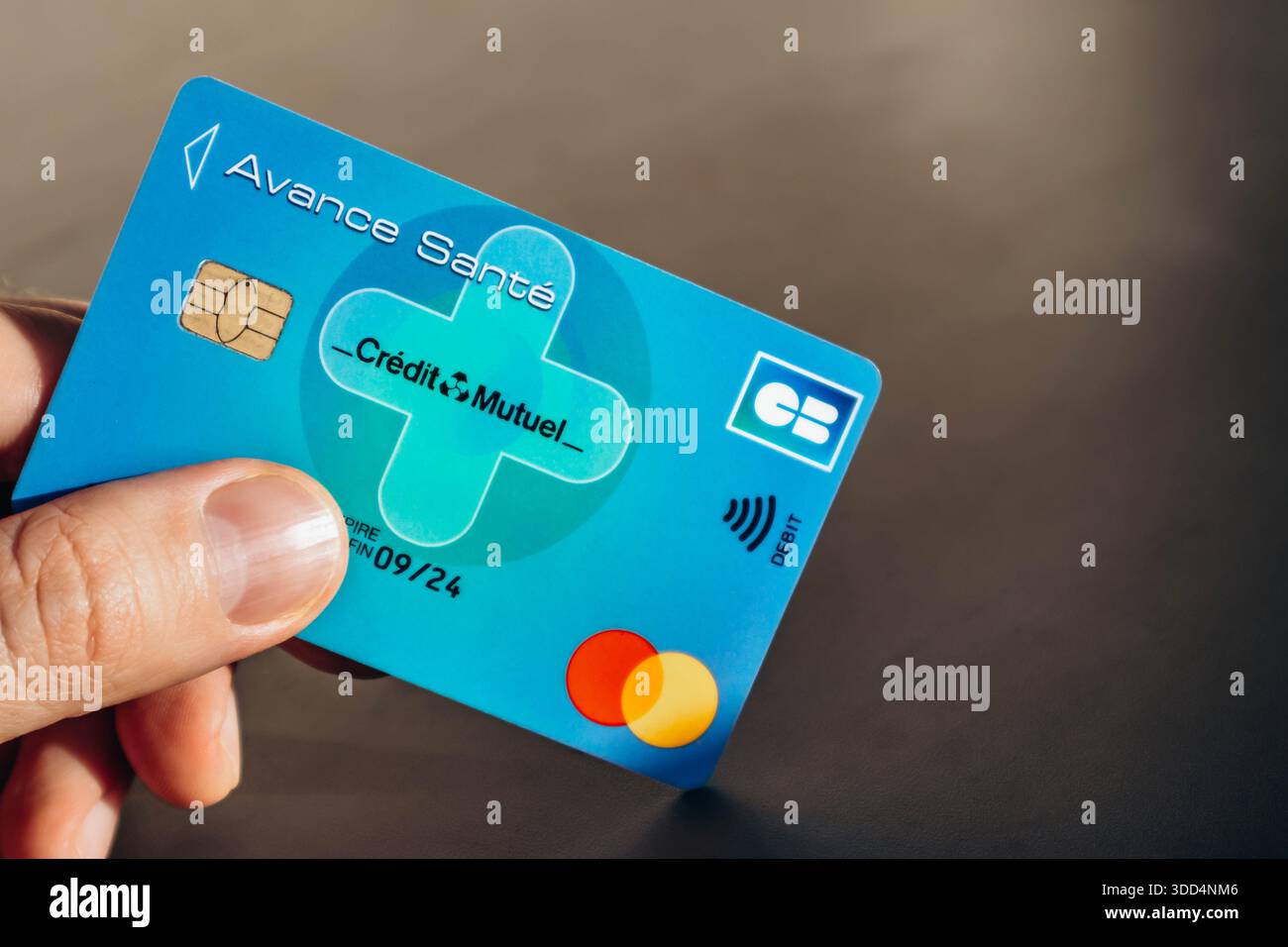 Nizza, Francia - 9 dicembre 2025: Primo piano della carta di assicurazione sanitaria Avance Sante Credit Mutuel tenuta in mano maschile Foto Stock