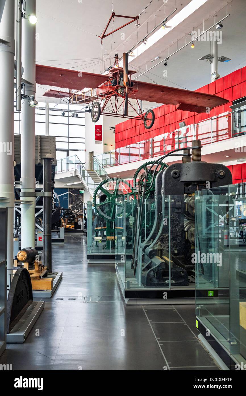 Galleria con mostre riguardanti l'impatto dell'industria carboniera gallese sull'era del vapore. National Waterfront Museum, Swansea, Galles, Regno Unito. Foto Stock
