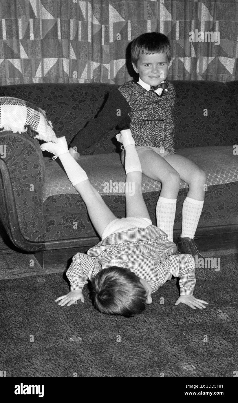 Sessanta, 10.04.1966, Germania, persone, bambini, ragazzi da 7 a 8 anni e ragazza da 3 a 4 anni si siedono in salotto e si arrabbiano con le sciocchezze, si siede sul divano e lei è caduta a terra, Frank, Birgit Foto Stock