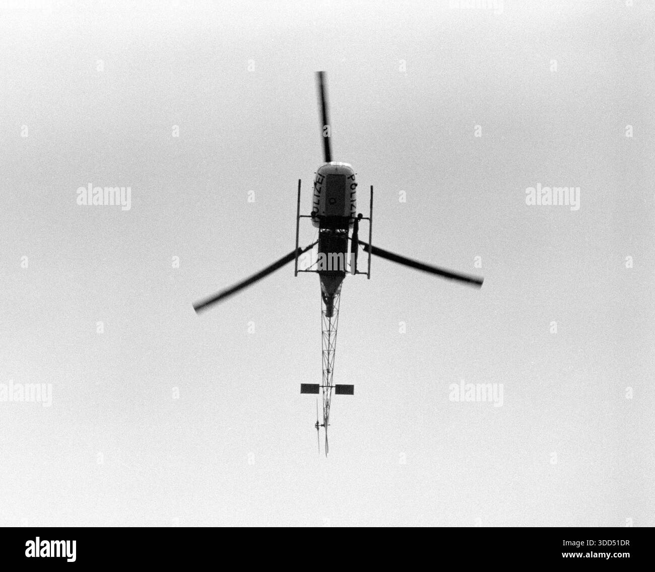 Sessanta, 14.05.1966, Germania, traffico, trasporti, sicurezza, elicottero di polizia nel cielo durante un’operazione di polizia, Duisburg, Duisburg-Wedau, regione della Ruhr, basso Reno, Renania, Renania settentrionale-Vestfalia, NRW Foto Stock