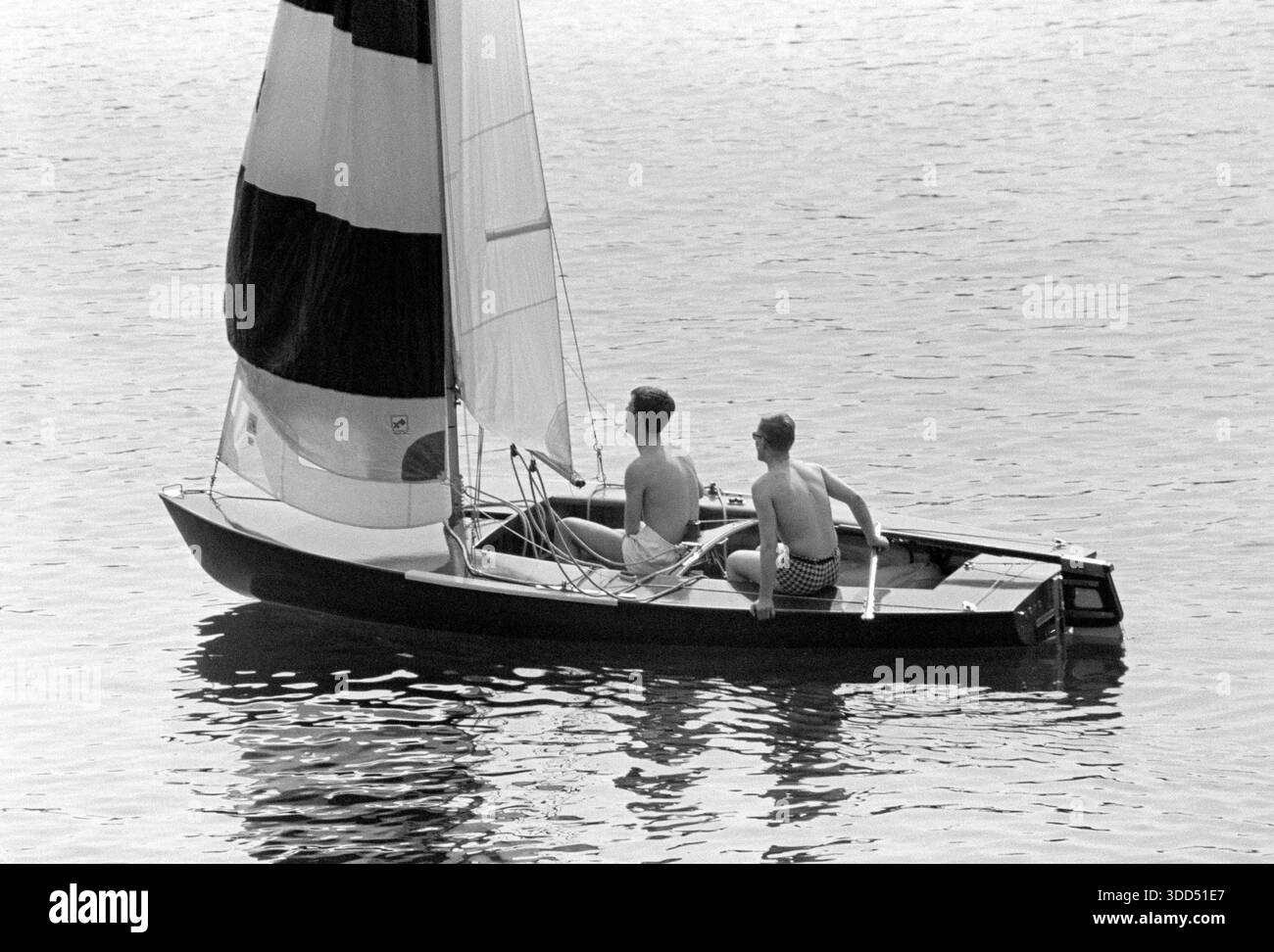 60 anni, 14.05.1966, Germania, persone, uomini 20-23 anni, tempo libero, sport acquatici, barca a vela sul lago Sechs-seen-Platte a Duisburg-Wedau, Duisburg, regione della Ruhr, basso Reno, Renania, Renania settentrionale-Vestfalia, NRW Foto Stock