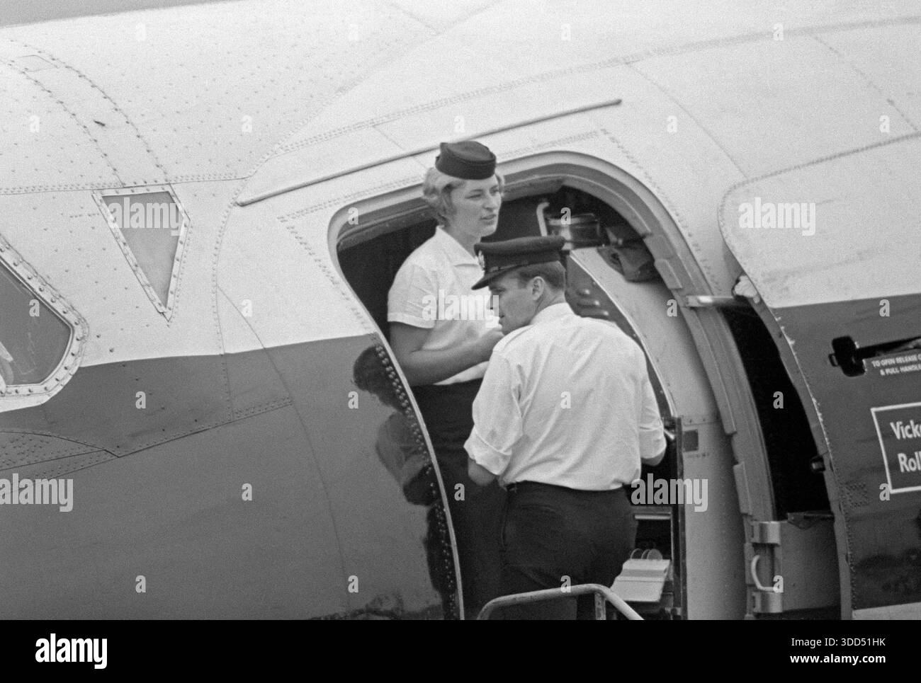 Sessanta, 12.06.1966, Germania, Duesseldorf, Duesseldorf-Lohausen, Rhine, Rhineland, North Rhine-Westphalia, NRW, Airport Duesseldorf a Lohausen, persone, equipaggio aereo sulla rampa di imbarco su un aereo jet, assistente di volo e capitano di volo Foto Stock