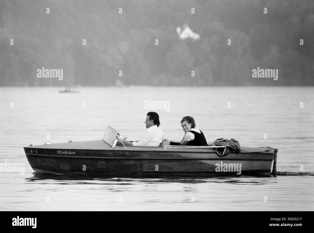Sessanta, 11.09.1966, Germania, Baviera, alta Baviera, lago Starnberg, Starnberg, coppia in motoscafo sul lago, uomo e donna da 25 a 35 anni, clima mite, piogge e nebbia Foto Stock