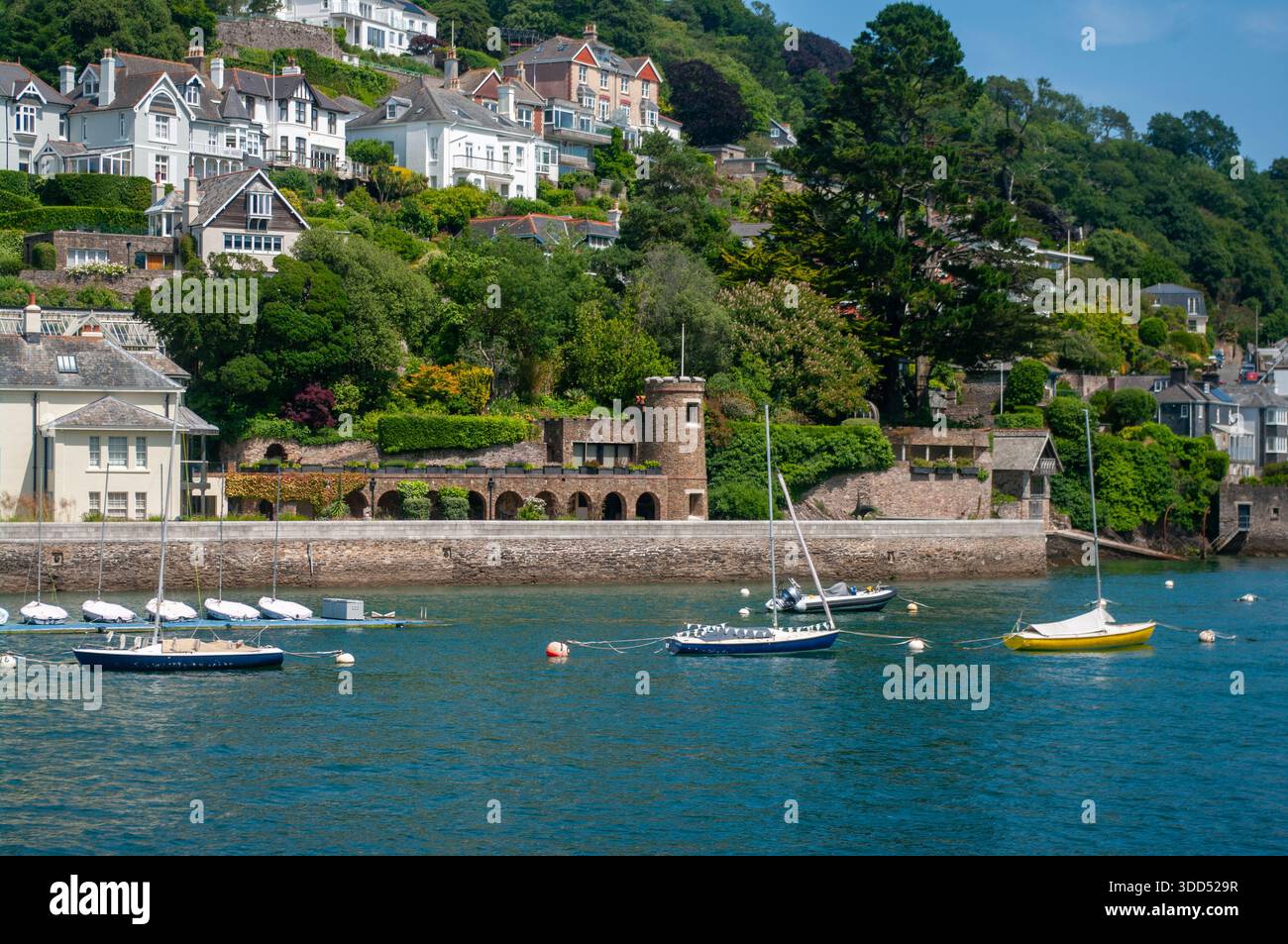 Riva orientale del fiume Dart vicino alla foce con vista su Hous Foto Stock