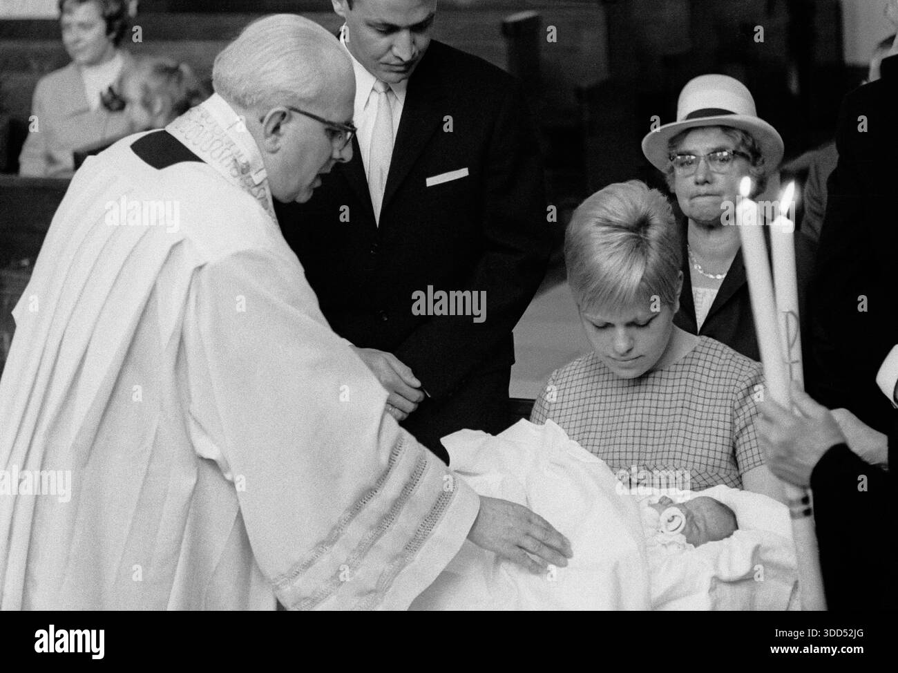 Sessanta, 15.05.1967, Germania, persone, famiglia, celebrazione familiare, religione, cristianesimo, battesimo al bambino Andrea, sacerdote e padrino e madrina, cerimonia nella Chiesa cattolica Liebfrauen a Bottrop-Eigen, regione della Ruhr, Renania settentrionale-Vestfalia, NRW Foto Stock