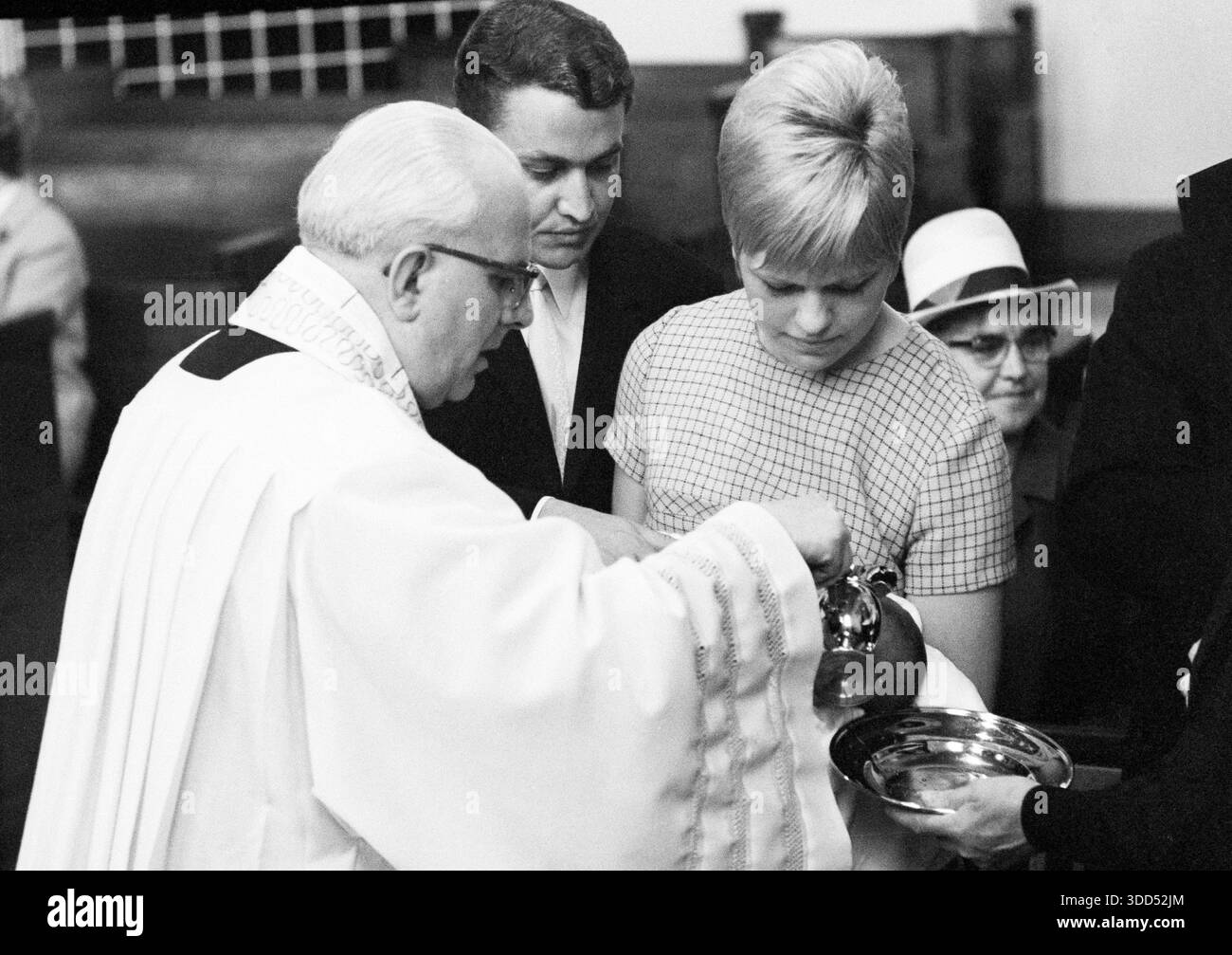 Sessanta, 15.05.1967, Germania, persone, famiglia, celebrazione familiare, religione, cristianesimo, battesimo al bambino Andrea, sacerdote e padrino e madrina, cerimonia nella Chiesa cattolica Liebfrauen a Bottrop-Eigen, regione della Ruhr, Renania settentrionale-Vestfalia, NRW Foto Stock