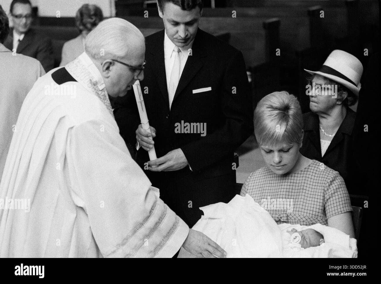 Sessanta, 15.05.1967, Germania, persone, famiglia, celebrazione familiare, religione, cristianesimo, battesimo al bambino Andrea, sacerdote e padrino e madrina, cerimonia nella Chiesa cattolica Liebfrauen a Bottrop-Eigen, regione della Ruhr, Renania settentrionale-Vestfalia, NRW Foto Stock