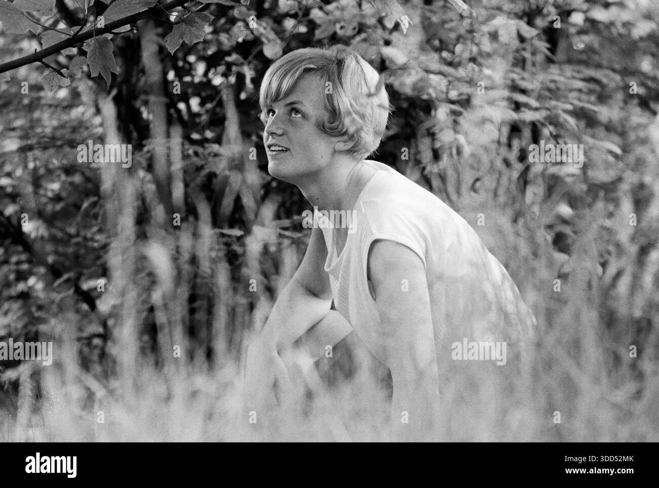 Sessanta anni, 03.06.1967, persone, donne, ragazza dai 18 ai 20 anni, servizio fotografico all'esterno, capelli intermedi lunghi, maglione senza maniche, primo piano medio, cowering, Renate, Germania, Duisburg, Duisburg-Wedau, zona della Ruhr, Renania settentrionale-Vestfalia, NRW Foto Stock