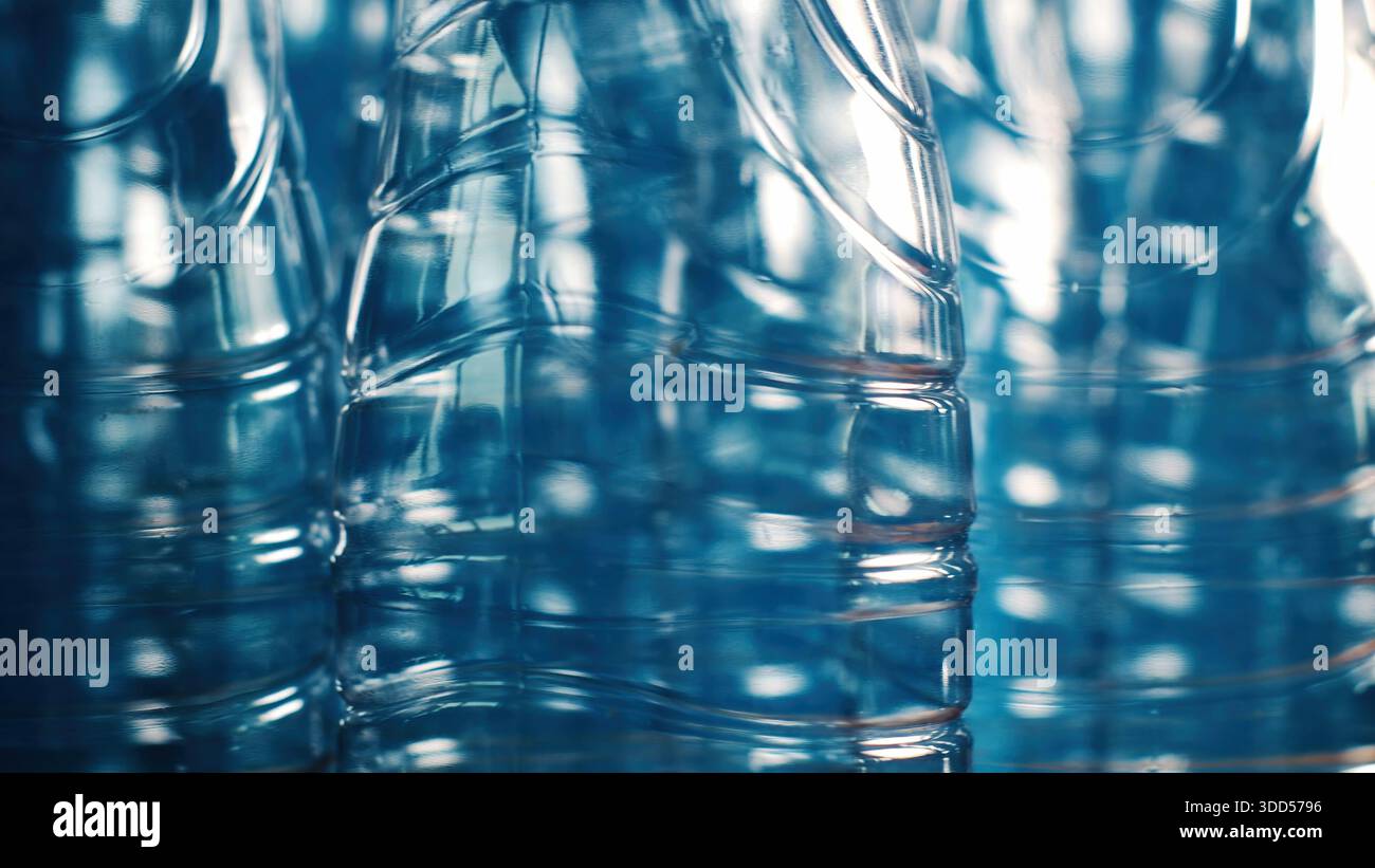 Primo piano delle bottiglie d'acqua vuote in plastica con texture astratta di colore blu, messa a fuoco selettiva Foto Stock