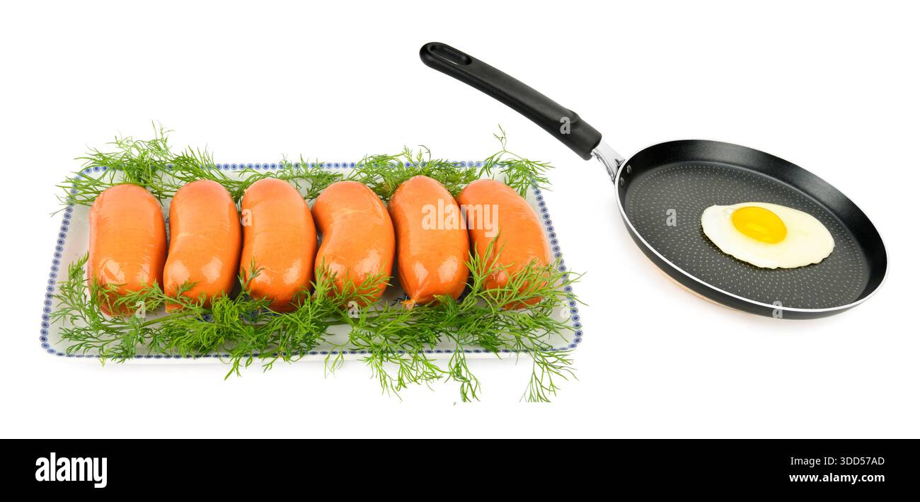 Deliziosa colazione con salsicce di carne e un unico uovo fritto in una padella. Questa immagine luminosa ad alta risoluzione è perfetta per il mercato dell'industria alimentare Foto Stock