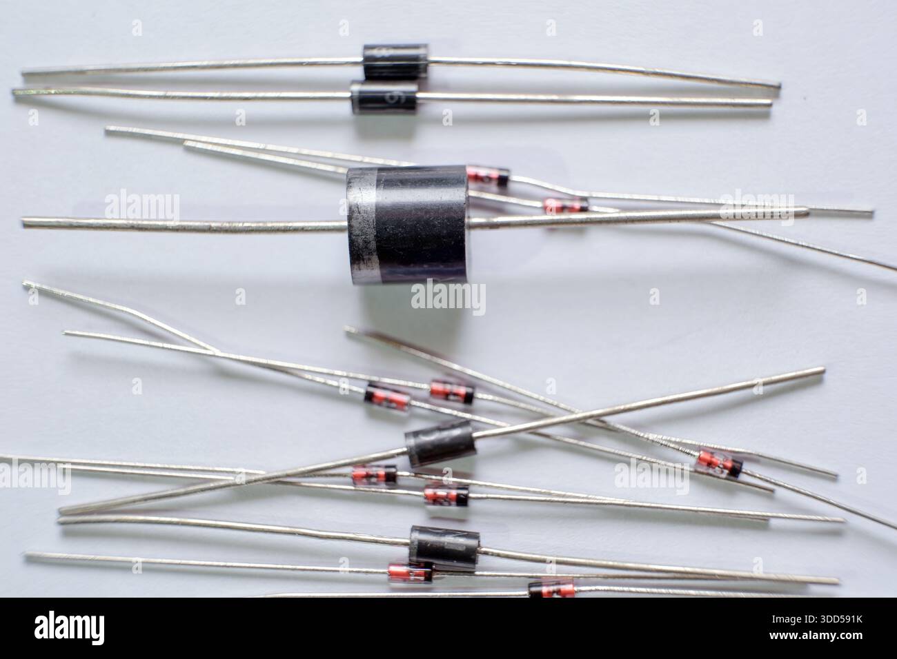 Il mondo dei diodi a semiconduttore. Concentrati su uno ad alta potenza. Foto Stock