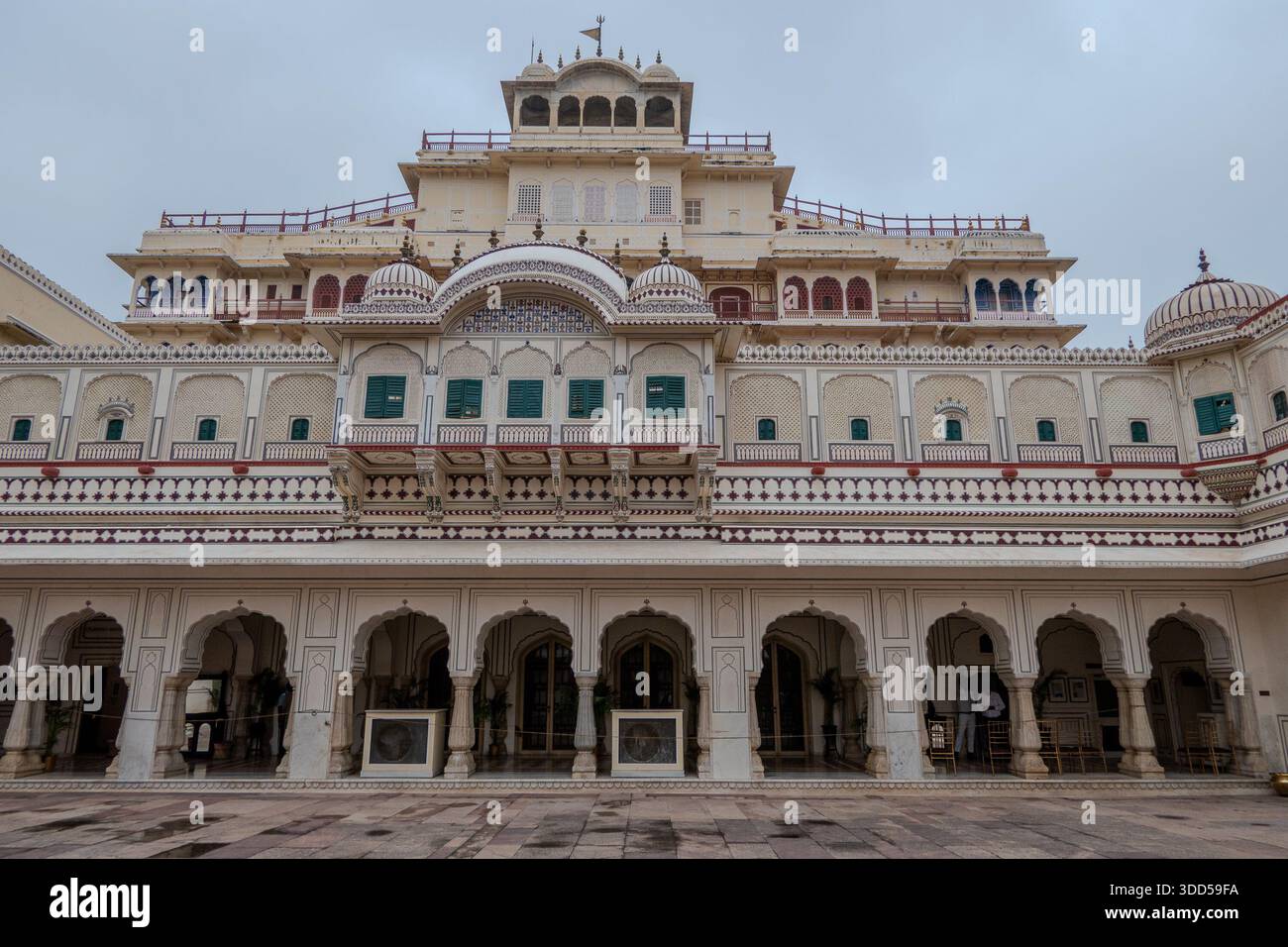 Jaipur, India, 28 ottobre 2025. Il Palazzo della città di Jaipur, uno storico complesso di palazzi la cui bandiera sventola dall'alto indica la presenza del Mahar Foto Stock