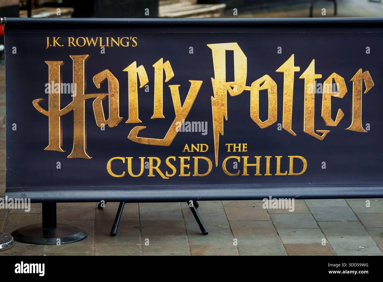 LONDRA, REGNO UNITO. 16 febbraio 2025. Il logo di Harry Potter sul Palace Theatre di Londra. Harry Potter è una serie di sette romanzi fantasy scritti dall'aut britannico Foto Stock