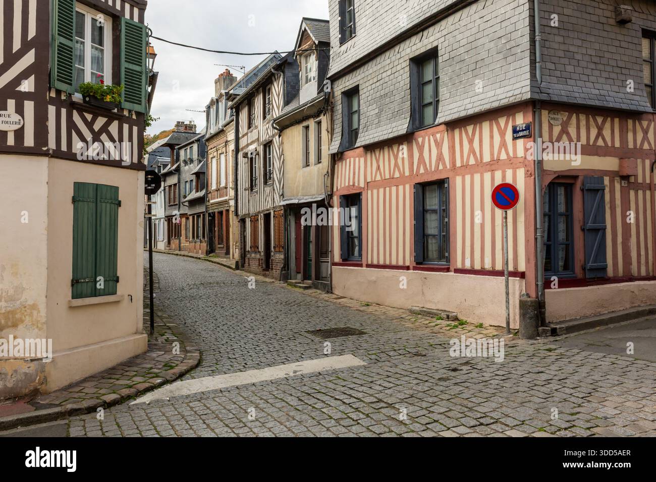 Via medievale a Honfleur, Francia. 2025 Foto Stock