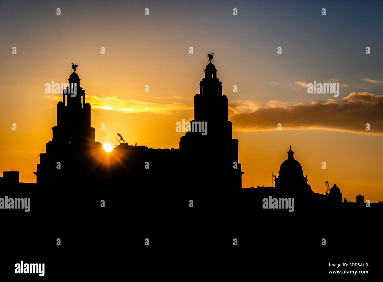 Il Royal Liver Building è stato allestito contro il sole del tramonto, Liverpool. REGNO UNITO. 2025 Foto Stock