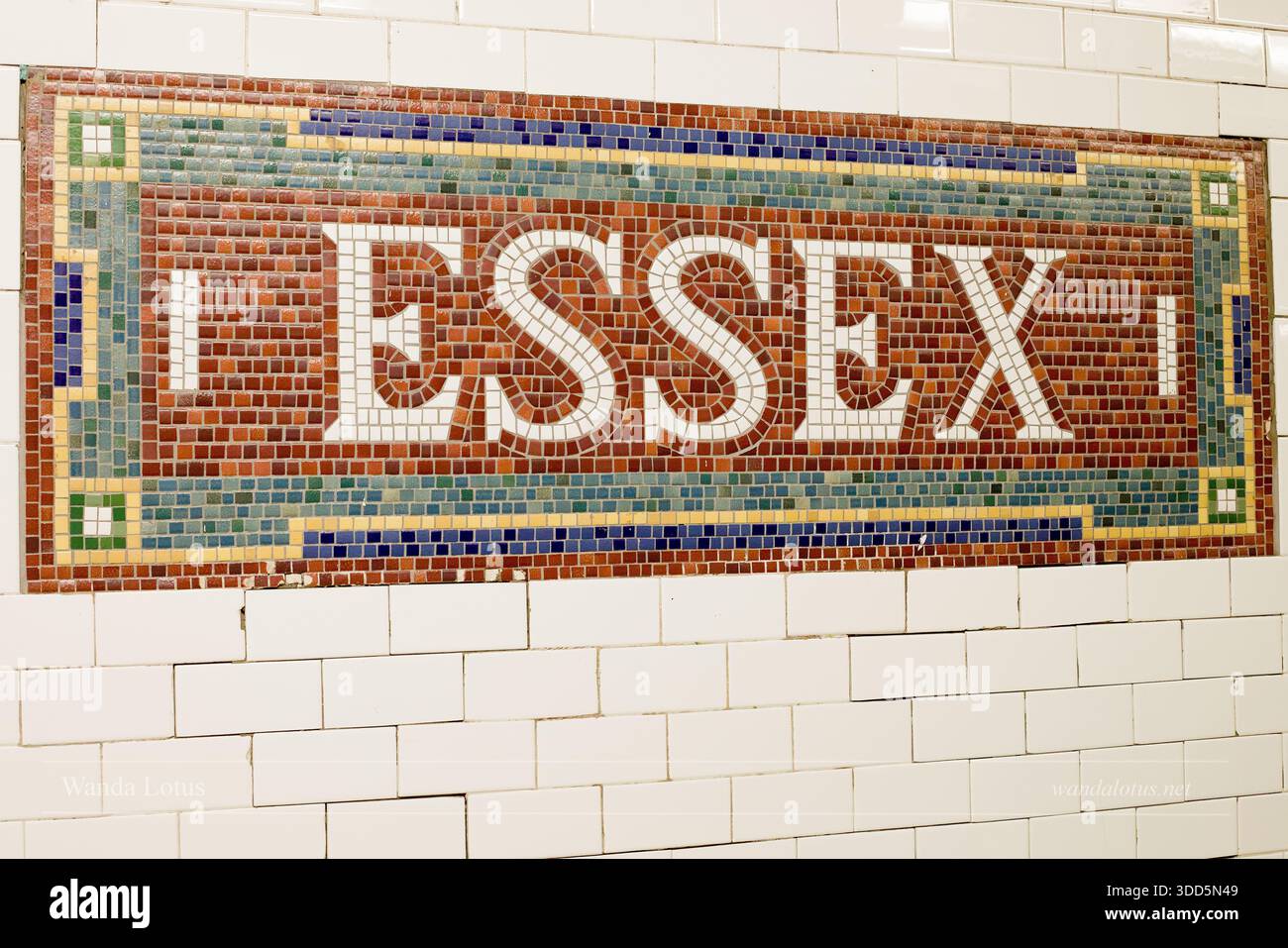Mosaico in ceramica d'epoca che scrive il nome della stazione in un tunnel della metropolitana, che mostra l'arte pubblica urbana e le infrastrutture di transito. Foto Stock