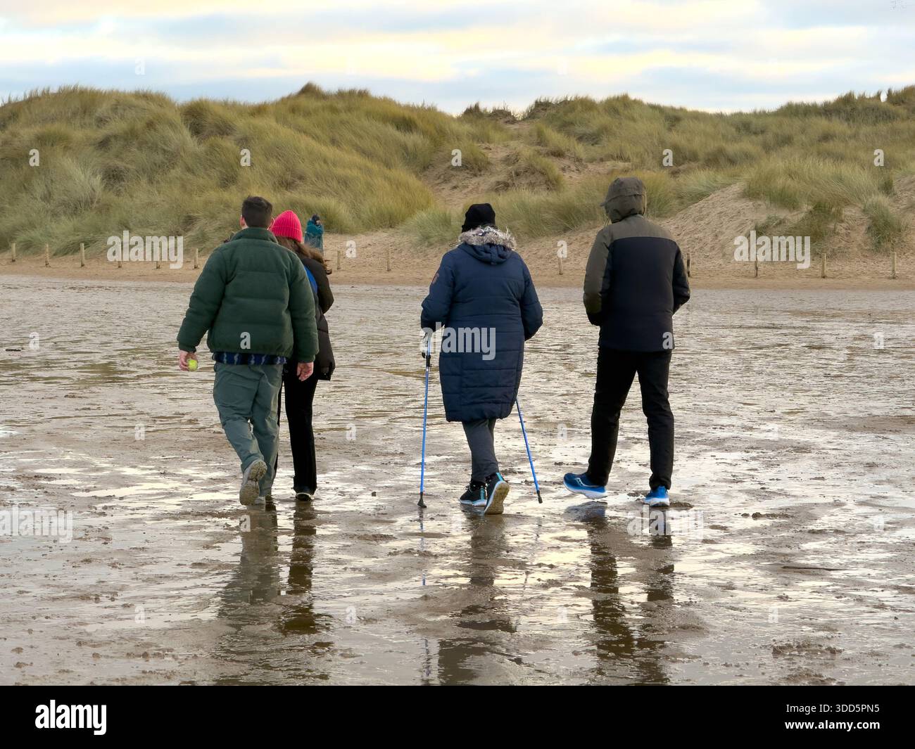Godetevi una passeggiata sulla spiaggia di Ainsdale in un freddo giorno di inverni nel 2025 - Immagine stock catturata con smartphone