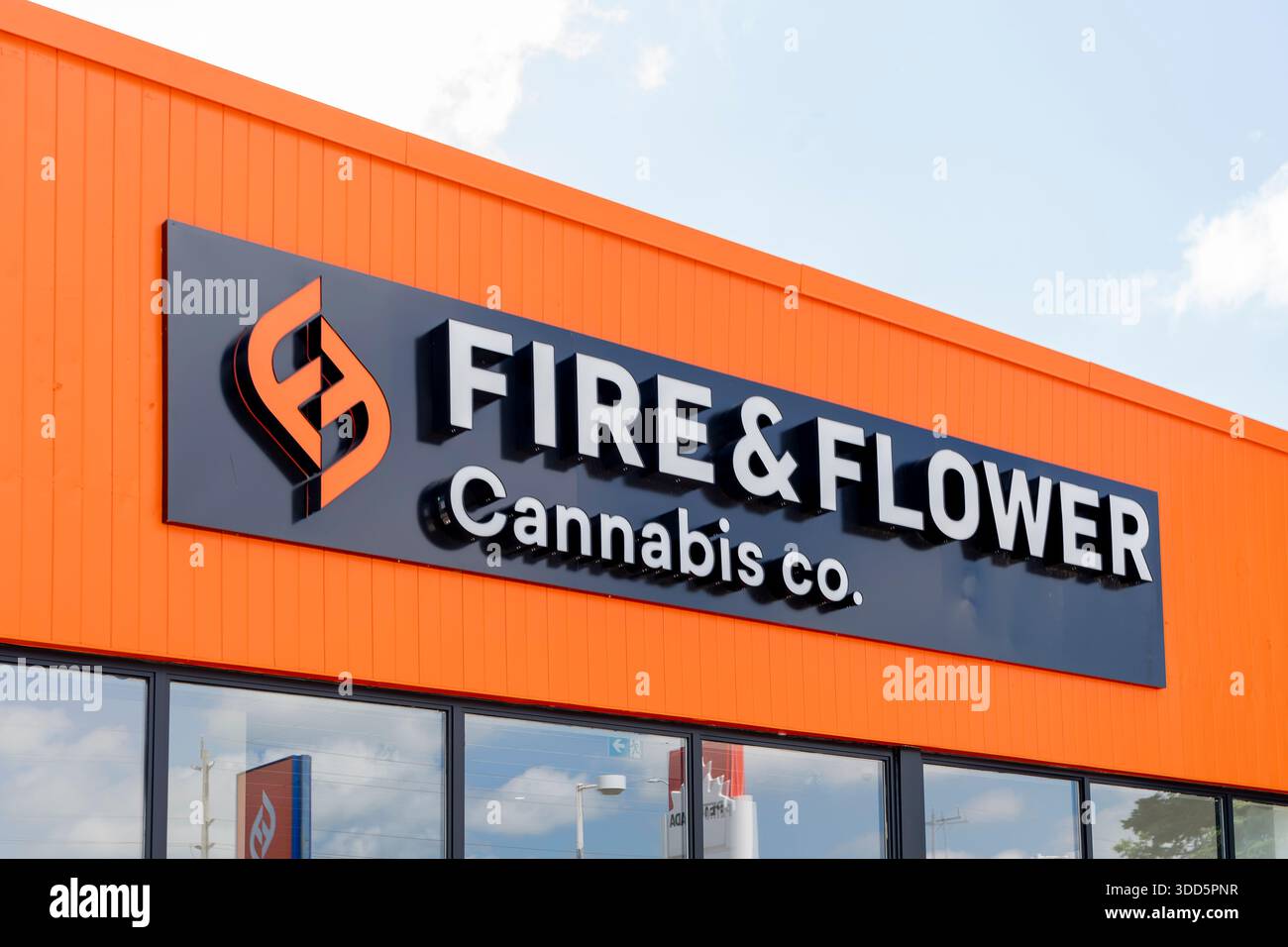 Il negozio di Cannabis Sign of Fire & Flower a Guelph, Ontario, Canada. Foto Stock