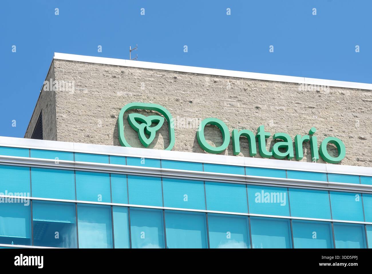 Insegna e logo del governo dell'Ontario sull'edificio OMAFRA a Guelph, Ontario, Canada. Foto Stock